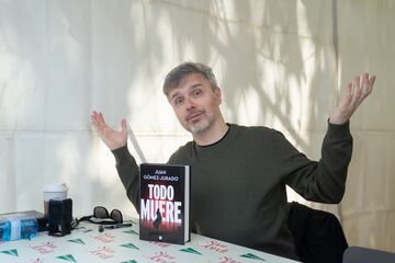El escritor Juan G¨®mez Jurado, durante la firma de uno de sus ejemplares.