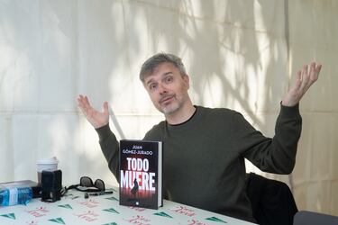 El escritor Juan Gómez Jurado, durante la firma de uno de sus ejemplares.