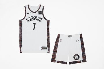 Con el barrio BED-STUY como protagonista, cuyo nombre destaca sobre un fondo blanco, la camiseta de Brooklyn recrea en los paneles laterales el diseño de la última temporada.