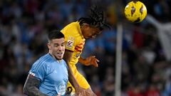 Mihailo Ristic punga con Jules Koundé durante el partido entre el Celta y el Barcelona del pasado sábado en Balaídos.