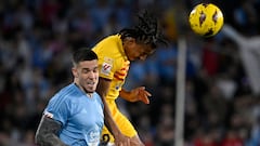 Mihailo Ristic punga con Jules Koundé durante el partido entre el Celta y el Barcelona del pasado sábado en Balaídos.