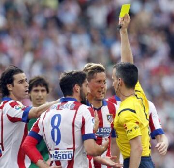 Jaime Latre le saca la tarjeta amarilla a Fernando Torres.