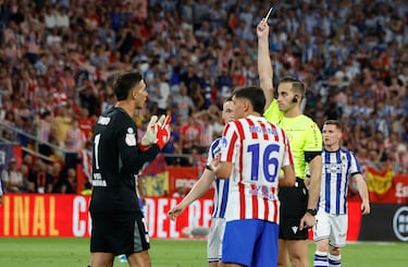 El guardameta del Atlético derriba al delantero de la Real Sociedad en el área, acción que el colegiado sancionó con penalti al filo del descanso