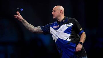 El escoc¨¦s Alan Soutar lanza un dardo durante su partido ante Daryl Gurney en el Cazoo World Darts Championship, el Mundial de Dardos 2023, en el Alexandra Palace de Londres.