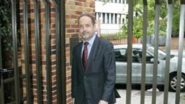 <b>APAGADO PERO CONVENCIDO. </b>Agapito Iglesias, entrando en la sede de la Liga de Fútbol Profesional en una imagen reciente.