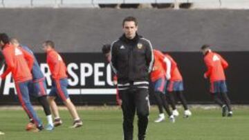 Gary Neville, en un entrenamiento, con los jugadores al fondo.