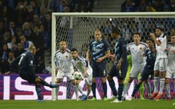 1-0. Yacine Brahimi anotó el primer tanto de libre directo.