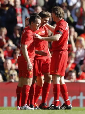 Michael Owen celebra el primer gol red junto a Steven Gerrard y Steve McManaman.