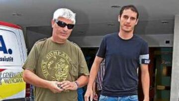 <b>LA PRUEBA. </b>Jeroni Llorca y Andrija Delibasic, ayer, saliendo del Perpetuo Socorro.