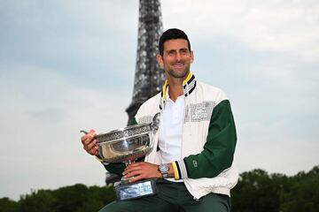 El tenista serbio de 36 años hizo historia tras conseguir ayer su 23º título de Grand Slam tras ganar a Casper Ruud en la final de Roland Garros. Hoy, ha posado con el trofeo en la ciudad de París, como es tradición. 