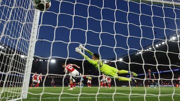 1-0. Fabián Ruiz controla el balón en la frontal del área y suelta una volea con la pierna izquierda, ajustada al palo e imposible para David Raya.