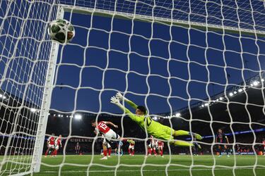 1-0. Fabián Ruiz controla el balón en la frontal del área y suelta una volea con la pierna izquierda, ajustada al palo e imposible para David Raya.