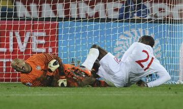 El portero americano Tim Howard choca con Emile Heskey durante el primer partido de su grupo. Pese al golpe, el meta siguió jugando siendo uno de los héroes. Sin embargo, en el país norteamericano poca gente siguió el encuentro: lo vieron 12.956.000 de espectadores (en unos 8.400.000 millones de hogares). Univision, otra cadena televisiva, tuvo a casi 17 millones de espectadores en la misma franja horaria...