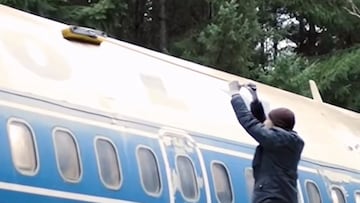 Un hombre vive en un avión por 370 euros al mes desde hace más de 20 años: “No me arrepiento de haber perseguido esta visión”