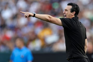 Emery encuentra a su primer héroe
