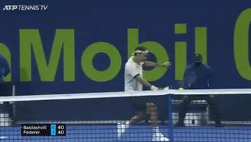 ¿Se puede engañar a un cámara en un partido de tenis? Si eres Federer y haces esta locura sí
