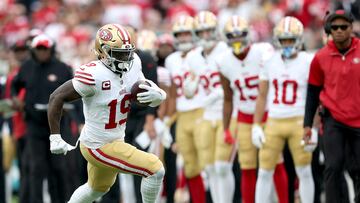 JACKSONVILLE, FLORIDA - NOVEMBER 12: Deebo Samuel #19 of the San Francisco 49ers runs with the ball during the first quarter against the Jacksonville Jaguars at EverBank Stadium on November 12, 2023 in Jacksonville, Florida. Mike Carlson/Getty Images/AFP (Photo by Mike Carlson / GETTY IMAGES NORTH AMERICA / Getty Images via AFP)