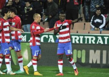 El delantero mexicano del Granada CF Jhon Córdoba celebra su gol, primero del equipo, junto a sus compañeros, durante el partido de dieciseisavos de final de la Copa del Rey que Granada y Córdoba disputan esta noche en el estadio Nuevo Los Cármenes, en Granada. 