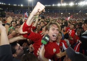 Los jugadores del Almería celebraron el ascenso a primera division con todos los seguidores en el terreno de juego