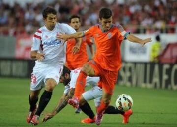 Coke Y Jose Luis Gaya, durante el partido correspondiente a la primera jornada de la Liga de Primera División que se juega hoy en el estadio Ramón Sánchez Pizjuan. 
