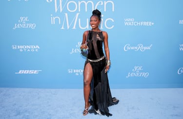 Doechii posa en la alfombra roja de los premios 'Billboard Women in Music 2025'.