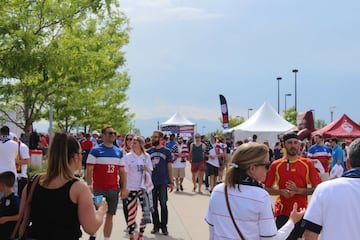 Los aficionados de Estados Unidos lo pasaron en grande en la fan zone antes del partido del Hexagonal ante Trinidad y Tobago. "Vamos a ganar 8-0", decía un aficionado del Team USA.