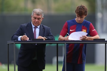 El delantero portugués firmando su nuevo contrato con el Fútbol Club Barcelona.