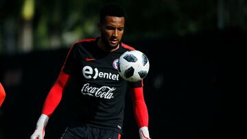 Bravo, Cortés, Vigouroux y Reyes: los mensajes de ex preparador de arqueros de la Roja