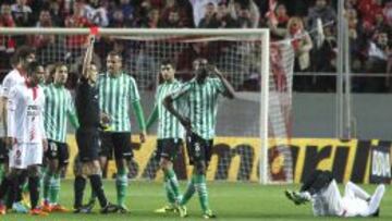 El colegiado Javier Estrada Fern&aacute;ndez muestra la doble amarilla al defensa brasile&ntilde;o del Betis Paulao Santos 