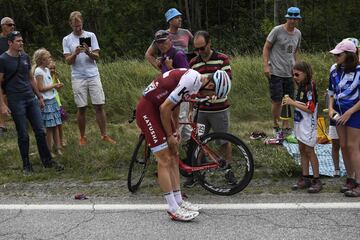 El ciclista noruego, Alexander Kristoff, parado después de caer durante la 17ª etapa del Tour.