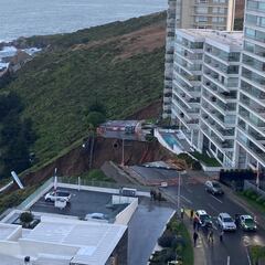 El impactante socavón que preocupa en Reñaca: evacuan nuevo edificio en Viña del Mar