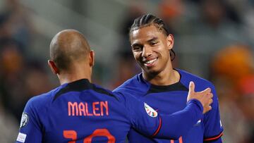 Soccer Football - UEFA Euro 2024 qualifier - Group B - Gibraltar v Netherlands - Estadio Algarve, Faro, Portugal - November 21, 2023 Netherlands' Calvin Stengs celebrates scoring their fifth goal with Donyell Malen REUTERS/Pedro Nunes