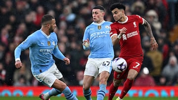 Luis Díaz en un duelo con Kyle Walker y Phil Foden