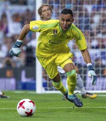 El portero costarricense jugó entre 2014 y 2020 en el Real Madrid. Aquí, Navas fue protagonista de una de las etapas más exitosas del club en Europa. Como titular indiscutible, ganó tres Champions League consecutivas, siendo fundamental en cada una de ellas. Su serenidad, liderazgo y capacidad para aparecer en momentos decisivos lo convirtieron en uno de los porteros más queridos por la afición. Su legado en el club es incuestionable.