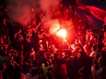 Hinchas de Universidad de Chile celebran en Plaza Italia.