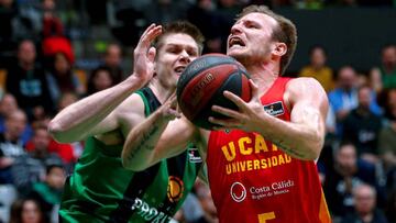 GRAF7792. BADALONA, 05/01/2020.- Nenad Dimitrijevic (i) del Joventut de Badalona, y Rafa Luz (d) del UCAM Murcia, durante el partido de La LigaEndesa ACB que enfrenta al Joventut de Badalona y al UMAC Murcia en el Palau d Esports de Badalona.- EFE/ Enric Fontcuberta.