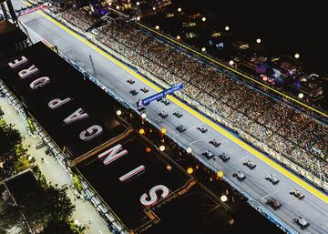 Los monoplazas iniciando la carrera del Gran Premio de Singapur.