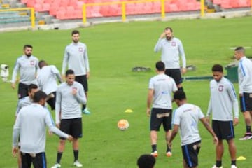 Corinthians entrenó en la tarde del martes en El Campín, bajo una permanente lluvia.  El equipo brasileño hizo trabajo defensivo en los cobros de pelota parada, previo al partido frente a Santa Fe del miércoles.