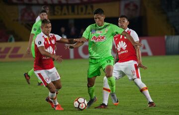 Juan Roa en la disputa del balón con Angarita