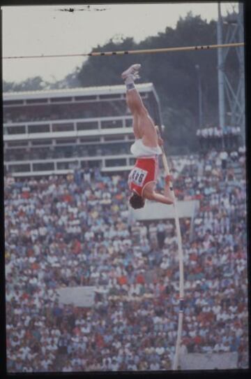 Segundo campeonato del mundo. El ucraniano lo conquist¨® en Roma en 1987. Salt¨® hasta los 5'85 metros. Durante su carrera llev¨® la plusmarca mundial de la especialidad de 5'83 a 6'15 metros.