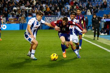 Undabarrena y Djouahra tratan de frenar a Jorquera ante el Eldense. 