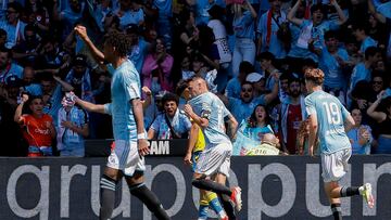Vigo (Pontevedra) 20/04/2024.- El jugador del Celta de Vigo Iago Aspas celebra el 1-1 ante Las Palmas Sory Kaba durante el partido de Liga celebrado este s¨¢bado en el estadio Bala¨ªdos de Vigo. EFE / Salvador Sas