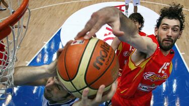 Uno de los mejores 'cuatros' en la historia del baloncesto espa?ol. Lleg¨® a Vitoria con 16 a?os y gan¨® la Copa con el Baskonia (1999) antes de marcharse a Italia (Benetton Treviso). Despu¨¦s, en M¨¢laga, dej¨® huella con una Copa (2005) y una Liga (2006). Un 'rookie' que aterriz¨® en la NBA con 29 a?os, aunque las lesiones lastraron su carrera. Tras un curso en el Khimki fich¨® por el Madrid, pero en 2011 regresa a M¨¢laga donde se retira. 167 partidos con Espa?a, gan¨® seis medallas, incluidos los oros del Mundial de 2006 y del Europeo de 2009. Despu¨¦s cambi¨® la pista por los despachos. Presidente de la FEB durante siete a?os, ahora es el m¨¢ximo mandatario de FIBA Europa.