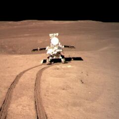 El rover chino Yutu-2 hace un 'pegajoso' descubrimiento en la cara oculta de la Luna
