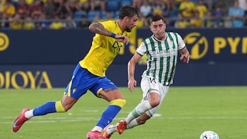 CÁDIZ, 09/08/2025.- El jugador del Córdoba CF Sergi Guardiola (d) lucha por el balón con el jugador del Cádiz CF Kovacevic, durante el partido del LXXI Trofeo Carranza que enfrenta al Cádiz CF y el Córdoba CF hoy sábado en el estadio Nuevo Mirandilla, en Cádiz. EFE/Román Ríos.