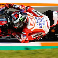 Lorenzo le enseña el camino a Dovizioso y Márquez se cae