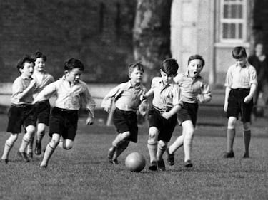 Carlos (tercero desde la derecha) con sus compañeros de clase jugando fútbol en 1957.