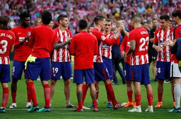 Pasillo de sus compa?eros a Fernando Torres.