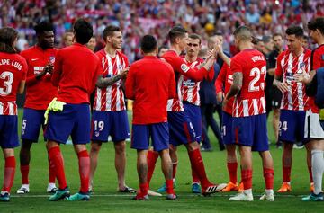 Pasillo de sus compañeros a Fernando Torres. 