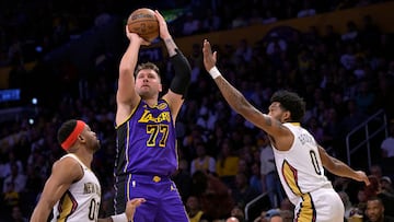 Luka Doncic, base de Los Angeles Lakers, lanza ante Bruce Brown y Keion Brooks Jr., de New Orleans Pelicans.